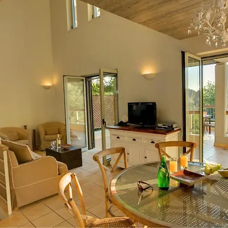 Sleeps 6 Pool Air Con Wifi * Καλάμι