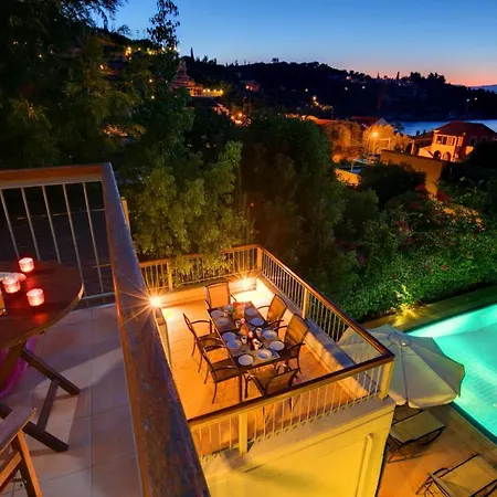 Sleeps 6 Pool Air Con Wifi Καλάμι