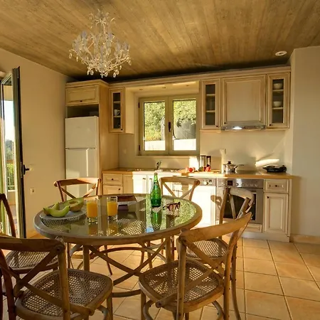 Sleeps 6 Pool Air Con Wifi